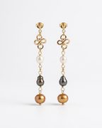 Aretes de Perlas Naturales y Oro Laminado en Tonos Tierra