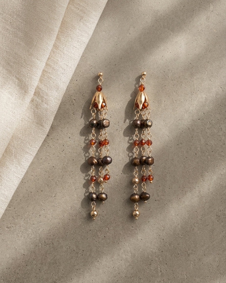 Aretes de Perlas Naturales y Zirconias en Racimo de Oro Laminado