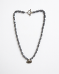 Collar de Hematitas Naturales y Dije de Concha en Metal