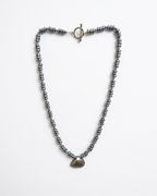 Collar de Hematitas Naturales y Dije de Concha en Metal