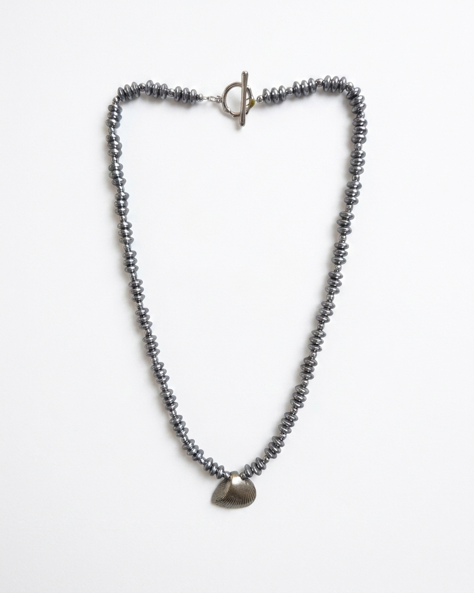 Collar de Hematitas Naturales y Dije de Concha en Metal