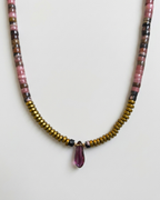 Collar de Piedras y Hematita con Dije de Gota Tornasol
