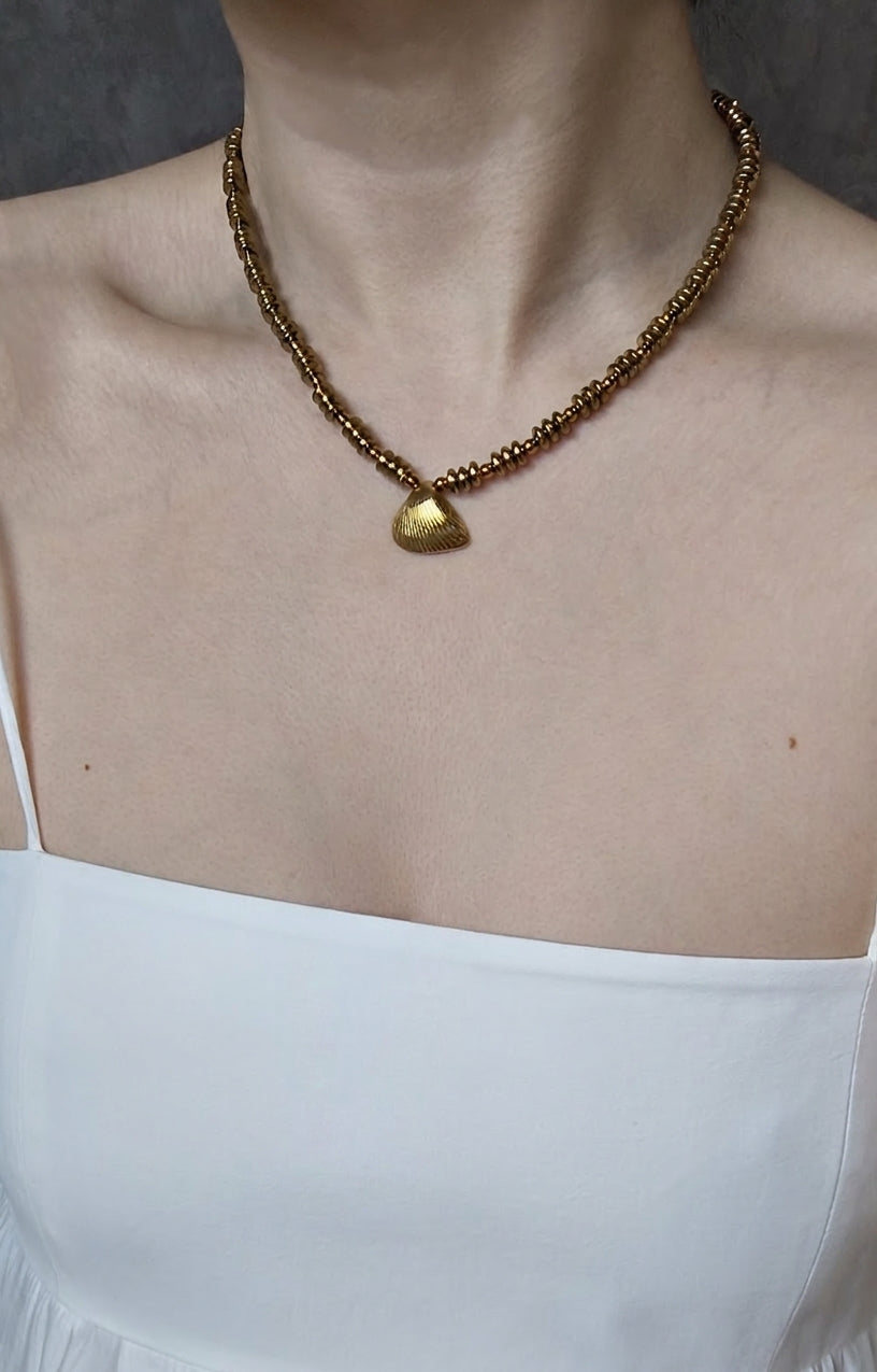 Collar de Hematitas Naturales y Dije de Concha en Metal