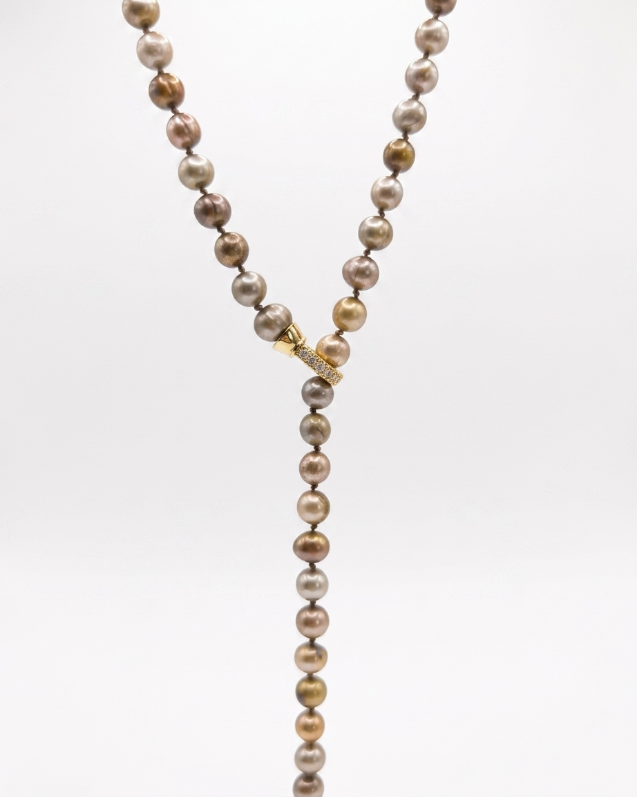Collar de Perlas Naturales Tipo Papa en Hilo de Seda y Dije de Corazón