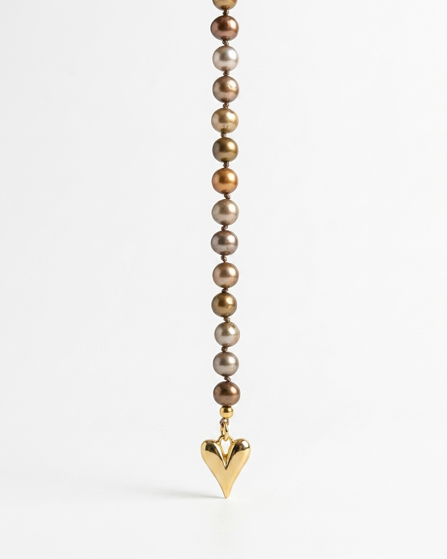 Collar de Perlas Naturales Tipo Papa en Hilo de Seda y Dije de Corazón