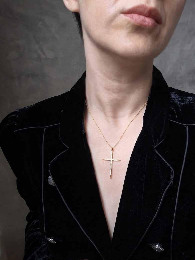 Collar Cruz con Incrustación de Zirconias Minimalista