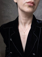 Collar Cruz con Incrustación de Zirconias Minimalista