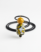 Collar Escultura de Agata y Cristal Murano Amarillo y Negro en Cordón de Algodón