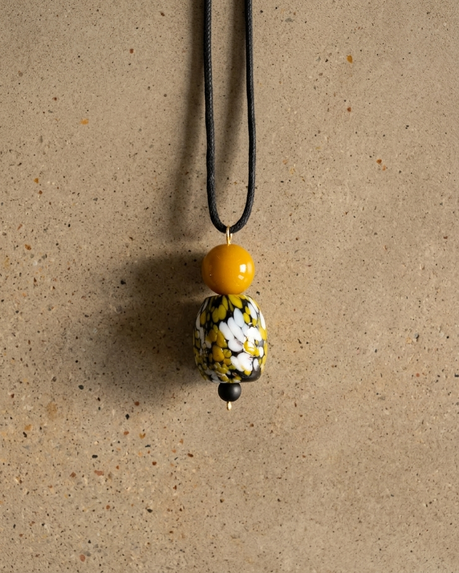 Collar Escultura de Agata y Cristal Murano Amarillo y Negro en Cordón de Algodón