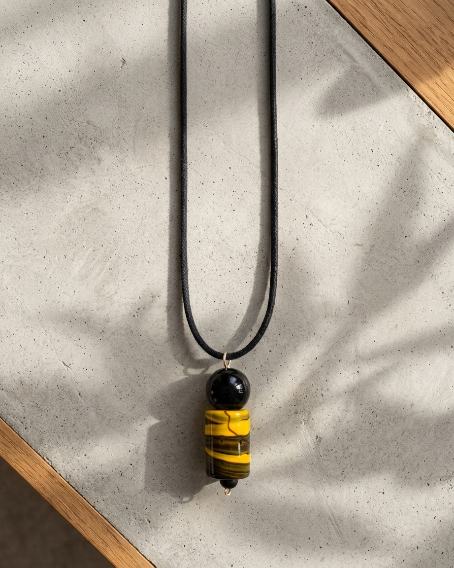 Collar Escultura de Agata y Cristal Murano Negro y Amarillo en Cordón de Algodón