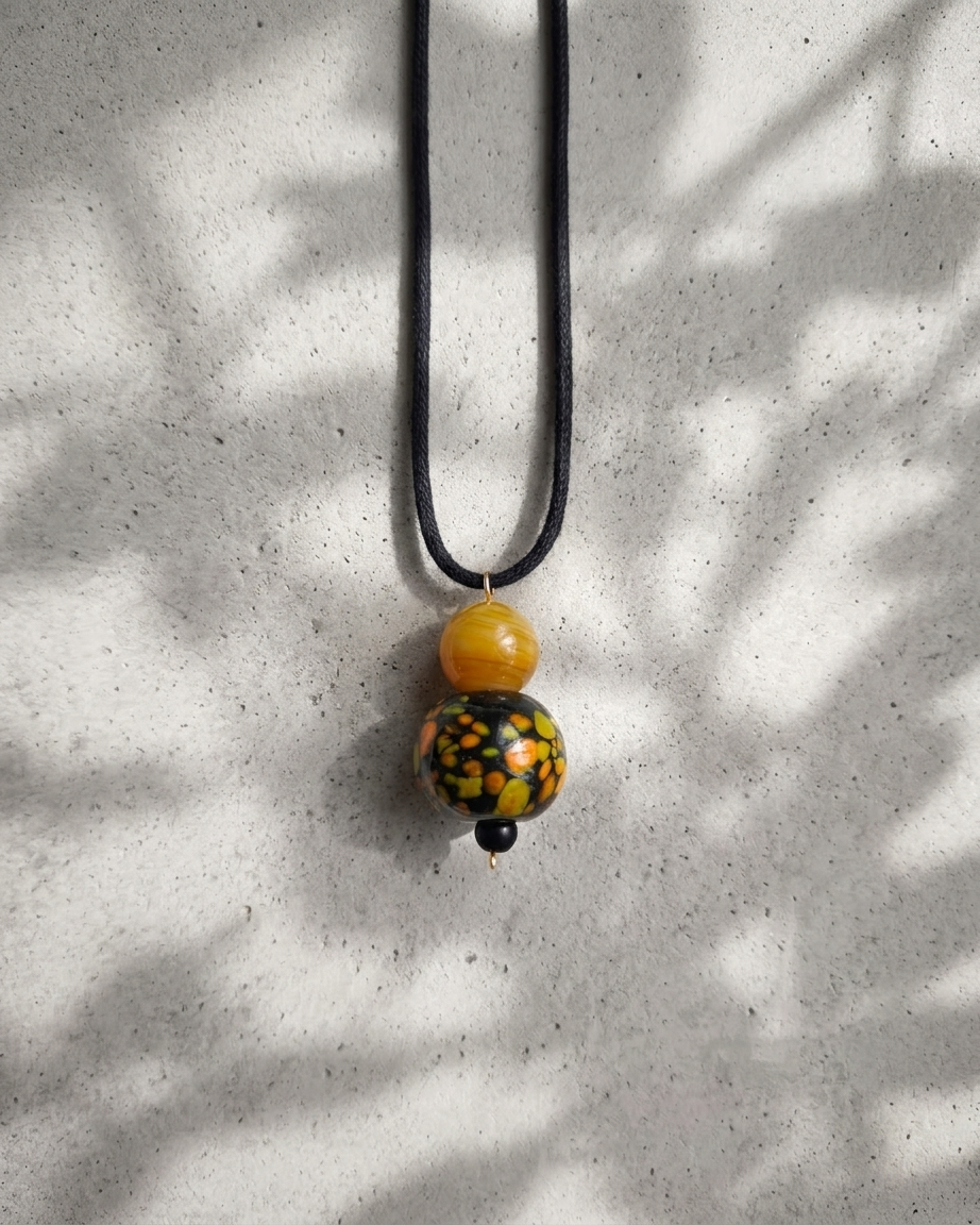 Collar Escultura de Agata y Cristal Murano Amarillo y Naranja en Cordón de Algodón