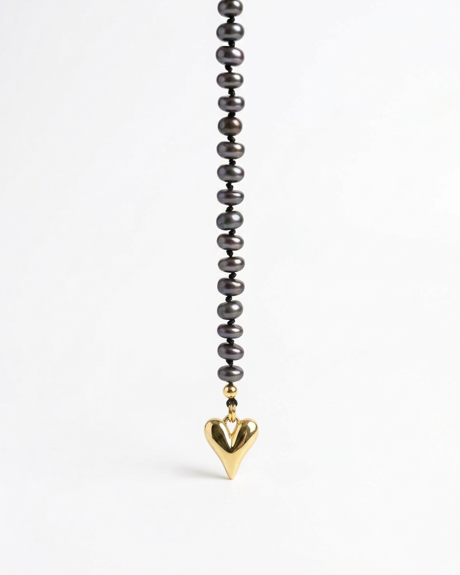Collar de Perlas Naturales Tipo Dona en Hilo de Seda y Dije de Corazón