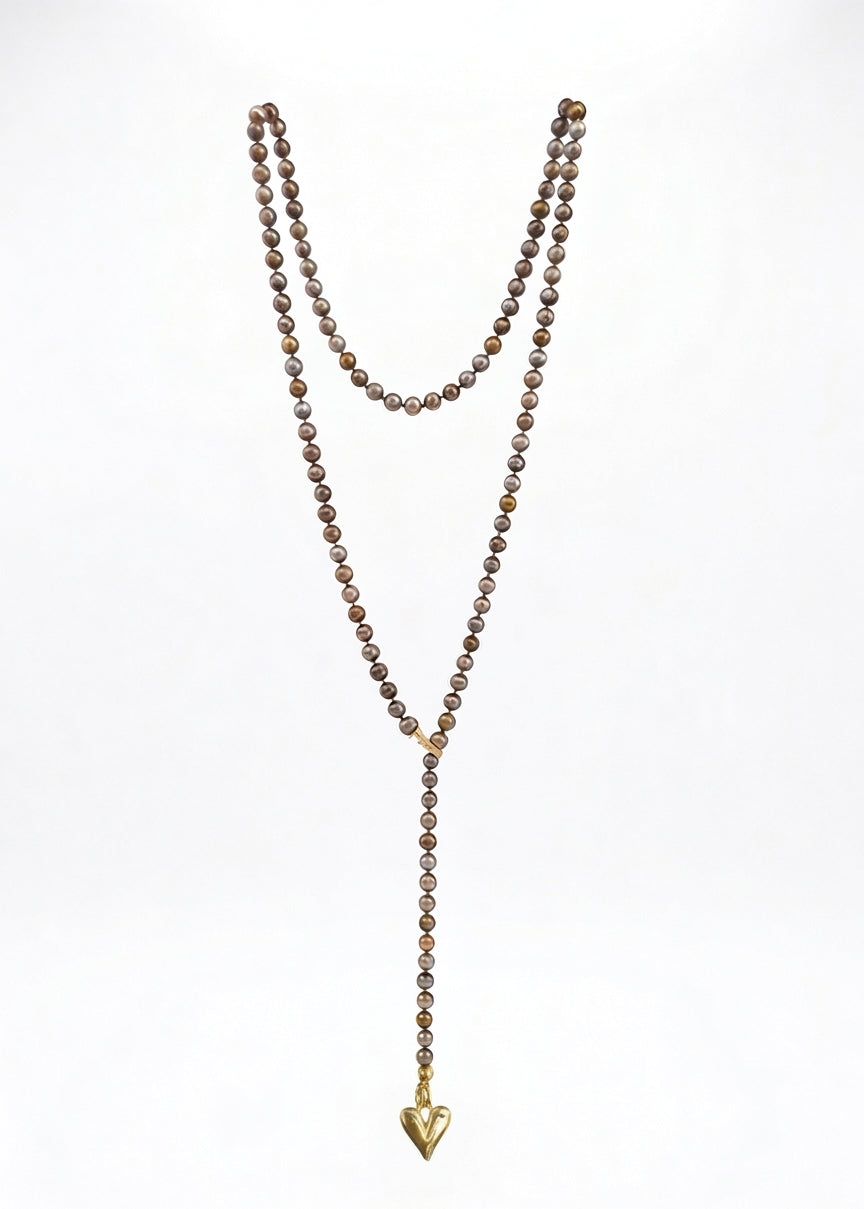 Collar de Perlas Naturales Tipo Papa en Hilo de Seda y Dije de Corazón
