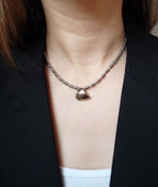 Collar de Hematitas Naturales y Dije de Concha en Metal