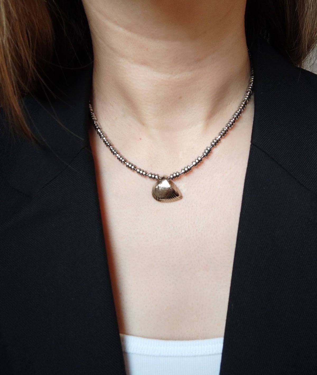Collar de Hematitas Naturales y Dije de Concha en Metal