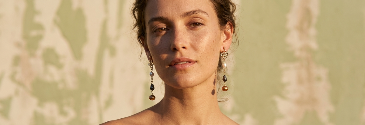 Aretes de Perlas Naturales y Oro Laminado en Tonos Tierra