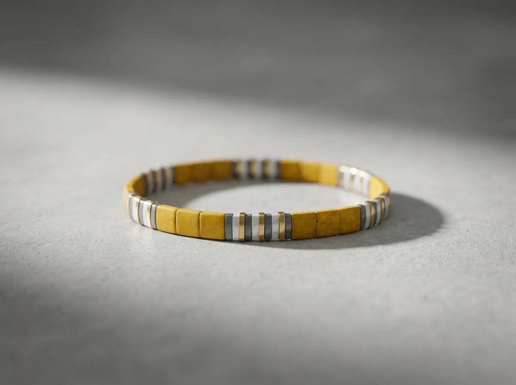 Pulsera Miyuki Tila en Color Mostaza, Blanco y Gris