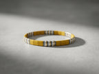 Pulsera Miyuki Tila en Color Mostaza, Blanco y Gris