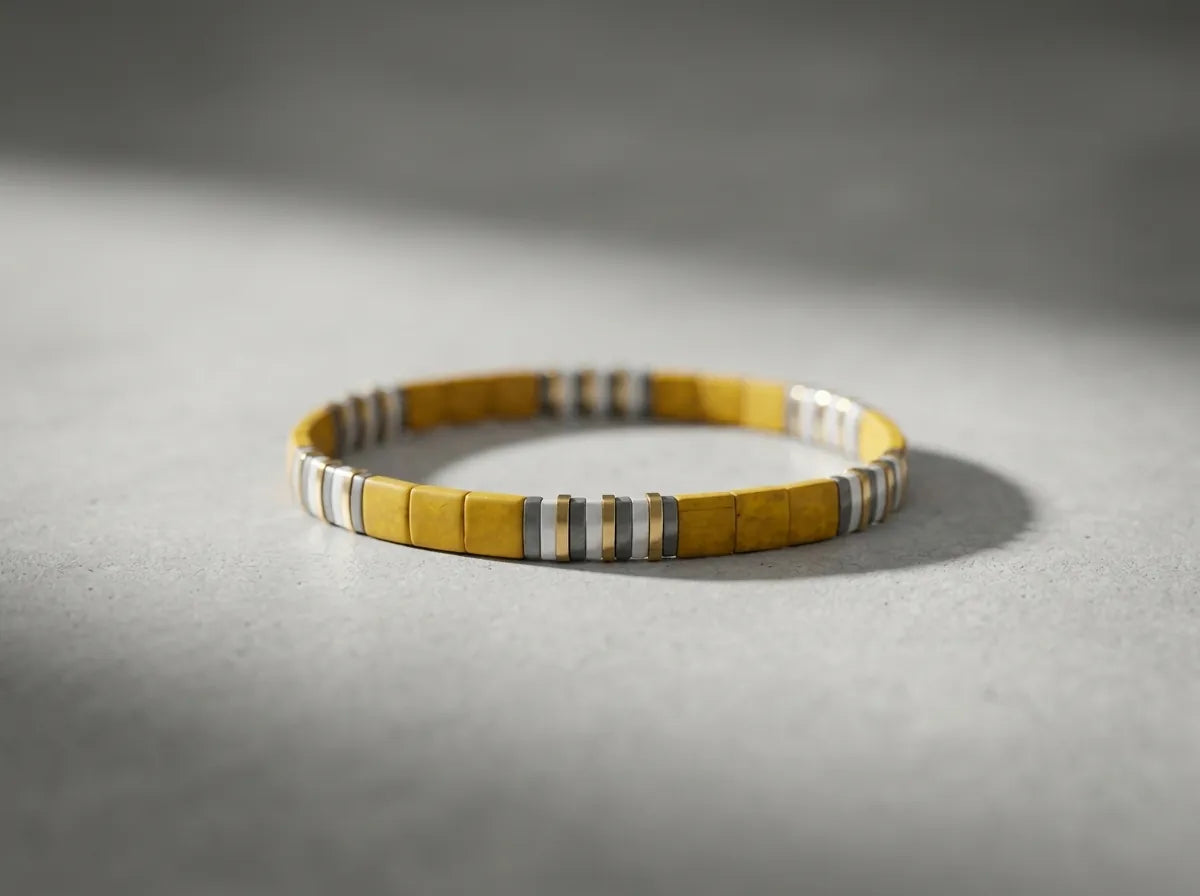 Pulsera Miyuki Tila en Color Mostaza, Blanco y Gris