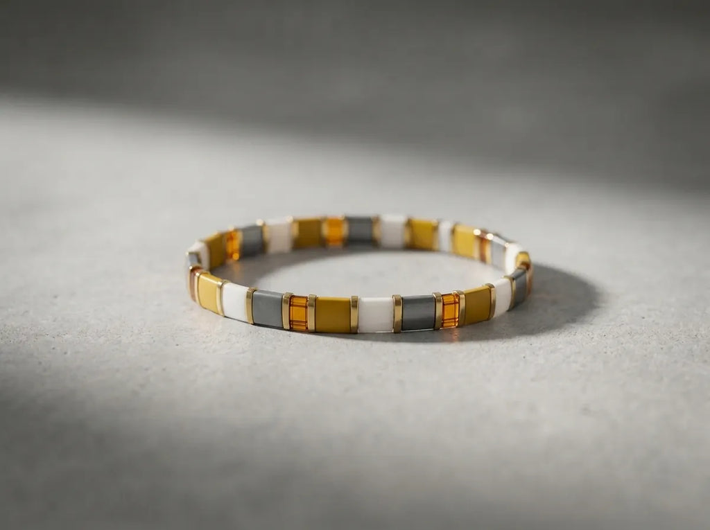 Pulsera Miyuki Tila en Color Mostaza, blanco y Gris