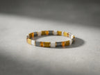 Pulsera Miyuki Tila en Color Mostaza, blanco y Gris
