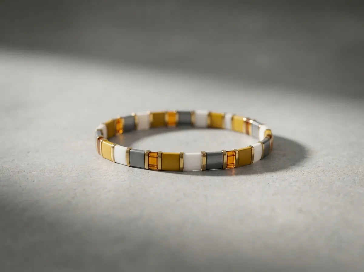 Pulsera Miyuki Tila en Color Mostaza, blanco y Gris