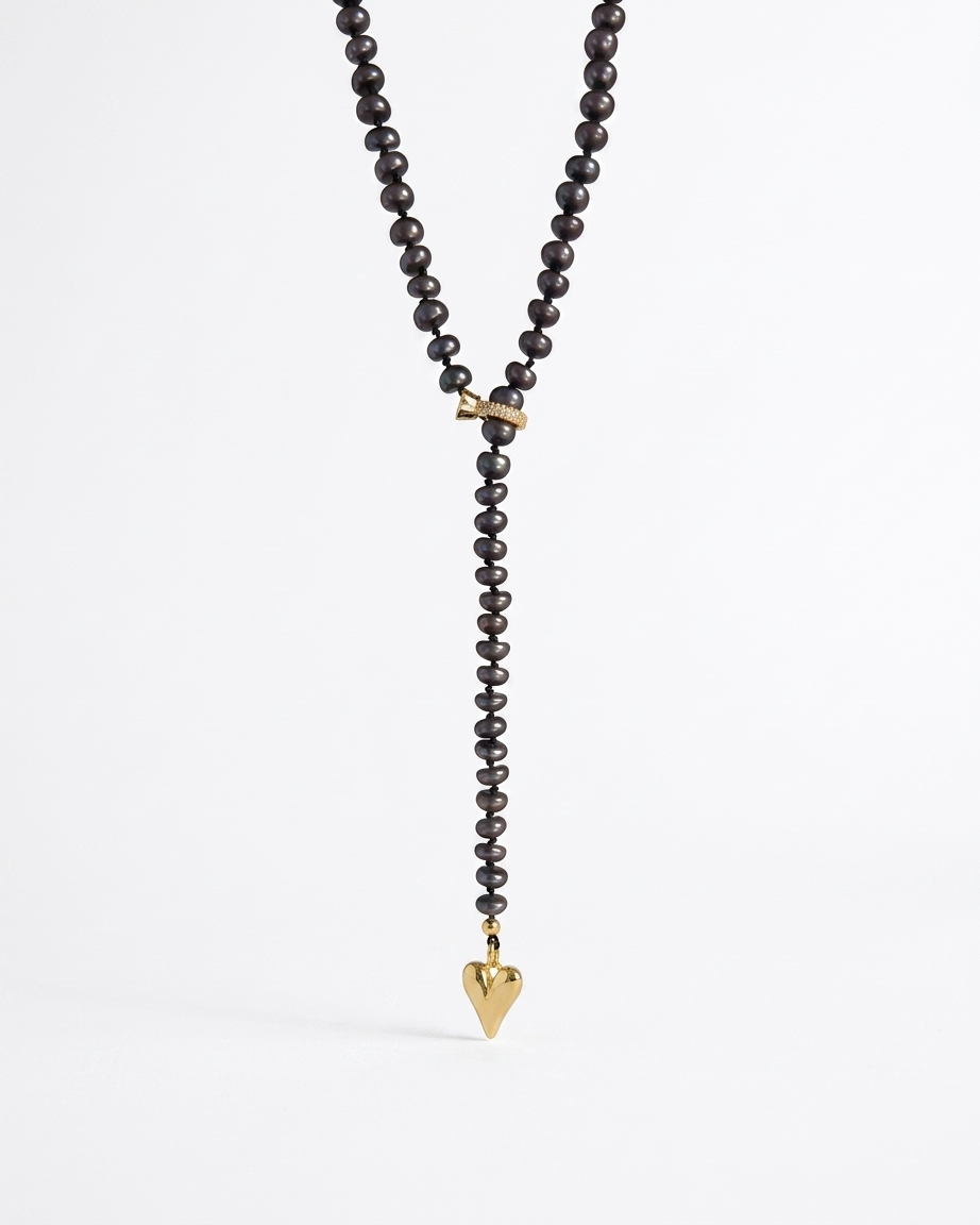 Collar de Perlas Naturales Tipo Dona en Hilo de Seda y Dije de Corazón