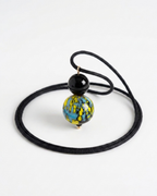 Collar Escultura de Agata y Cristal Murano Negro y Azul en Cordón de Algodón
