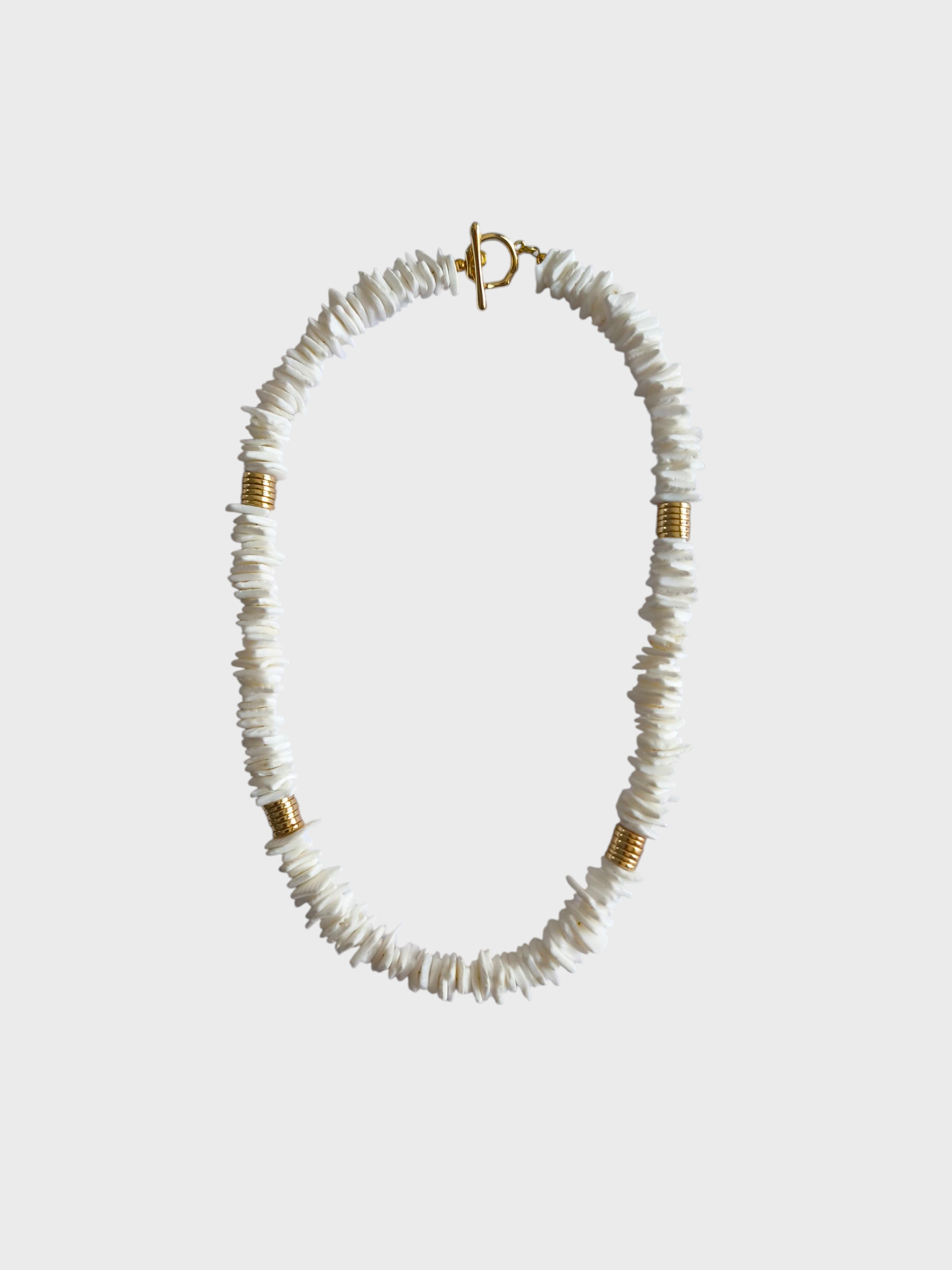 Collar corto laminas de concha blanca.