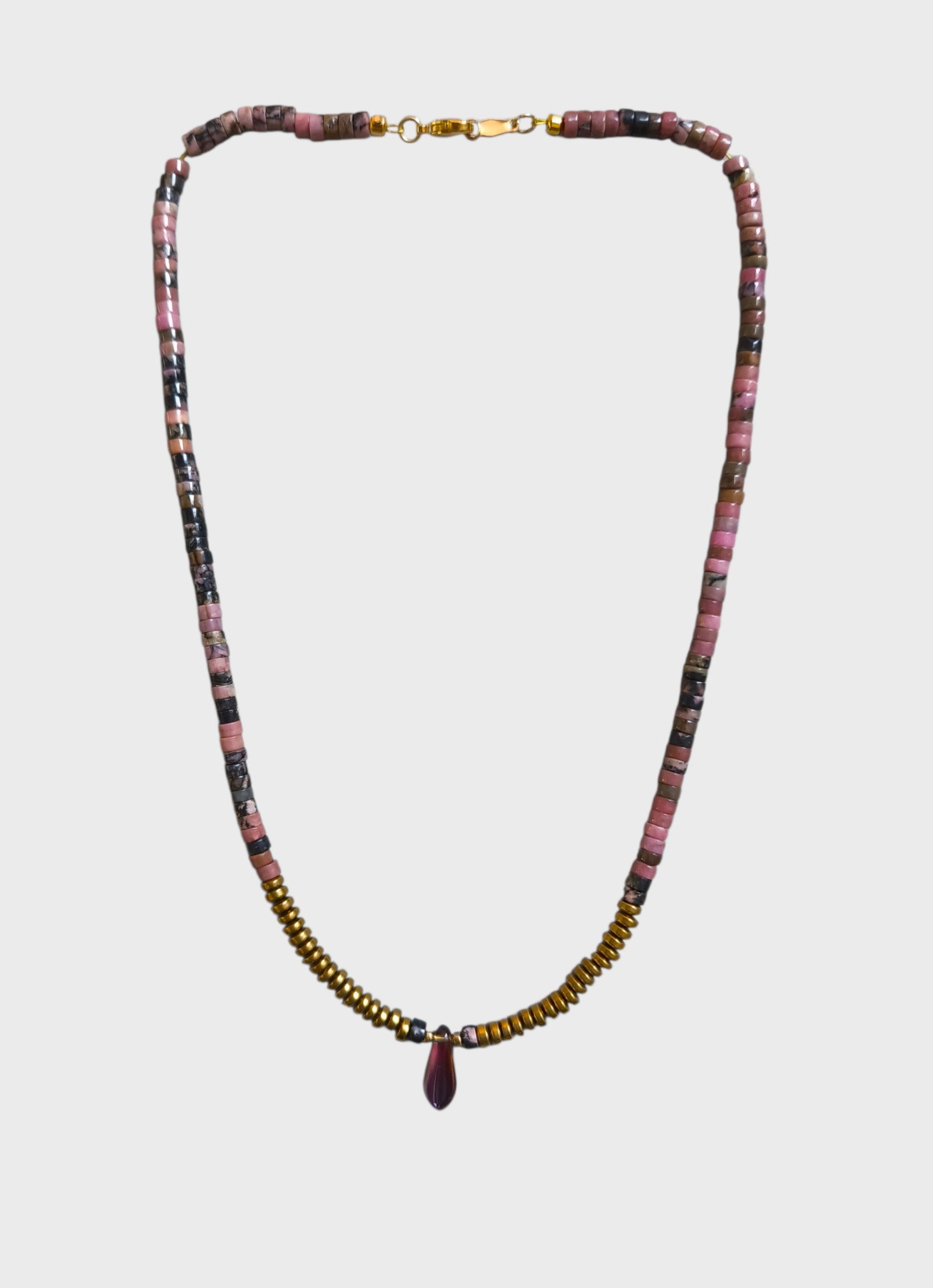 Collar cilindros y dije de gota tornasol.