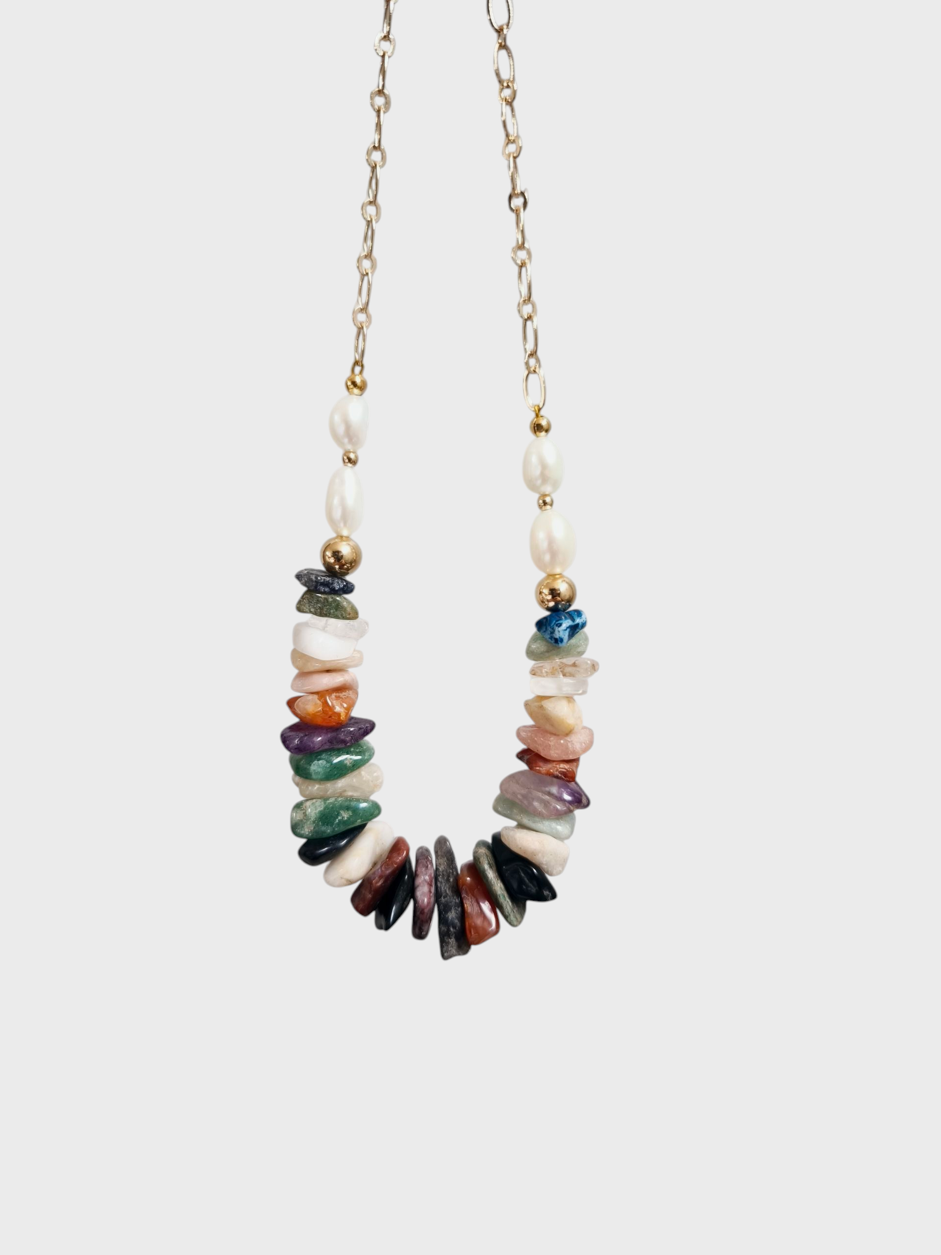 Collar mix de piedras naturales y perlas.
