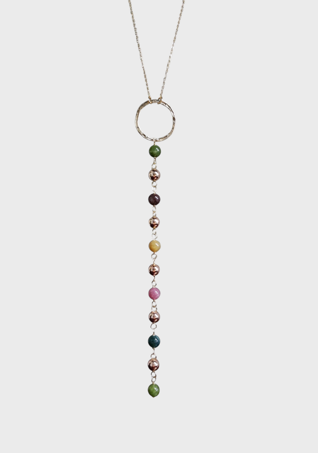 Collar aro martillado y tira de piedras.